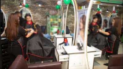 ब्यूटी पार्लरच्या बहाण्याने घराबाहेर पडली, लग्नाच्या पहिल्या वाढदिवशीच बायको पळाली