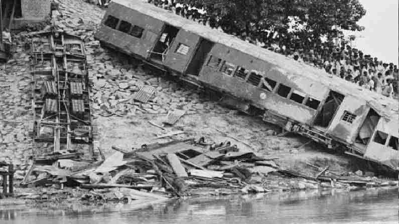 रेल्वेच्या इतिहासातील सर्वात मोठा अपघात; पूल तोडून रेल्वे नदीत कोसळली; 800 हून अधिक प्रवाशांचा मृत्यू