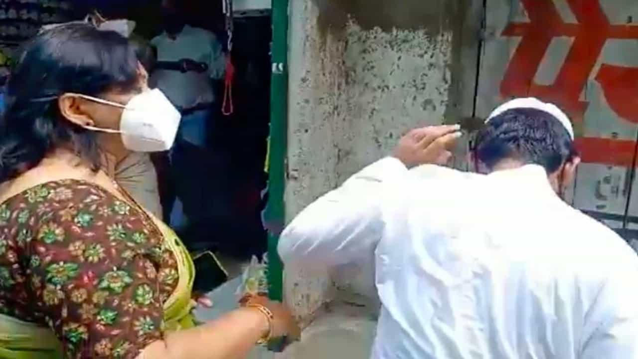 Video : अतिरिक्त जिल्हाधिकाऱ्यांनी दुकानदाराच्या कानाखाली वाजवली! व्हिडीओ व्हायरल