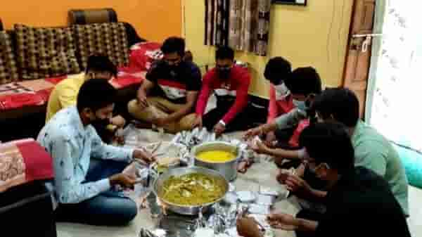 कोरोनाग्रस्त नातेवाईकांच्या भोजनाची गैरसोय, सोन्याची अंगठी विकून मोफत डब्याची सोय