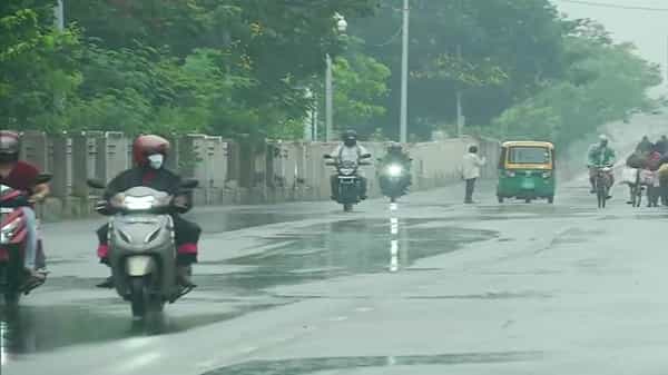 यास चक्रीवादळाने बंगालच्या उपसागरात वेग पकडला आहे आणि येत्या 24 तासांत हे चक्रीवादळ बंगाल आणि ओदिशाच्या किनारपट्टीवर आदळण्याची शक्यता आहे. चक्रीवादळ तौक्तेनंतर आता आणखी एक मोठे आव्हान भारतासमोर उभे आहे. बंगाल-ओदिशाच्या किनारपट्टी भागात लोकांना सुरक्षित ठिकाणी हलवण्याचे काम सुरू आहे, एनडीआरएफसह इतर बर्याच एजन्सींनी मोर्चा सांभाळला आहे.