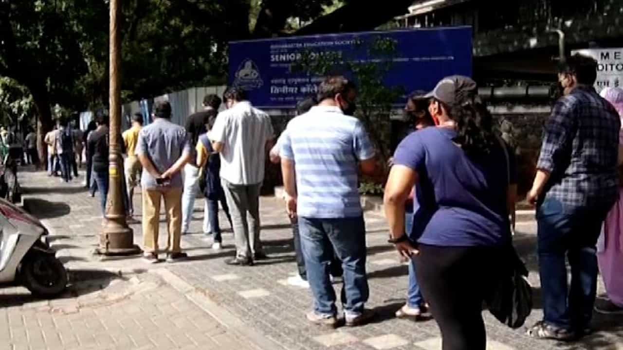 पुण्यात आज फक्त खासगी हॉस्पिटलमध्ये लसीकरण, लस घेण्यासाठी नागरिकांच्या रांगा