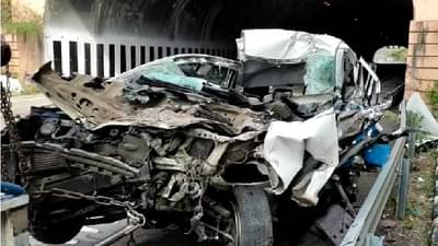 पुणे-मुंबई एक्स्प्रेस वेवर इनोव्हाचा भीषण अपघात, दोघांचा जागीच मृत्यू, कारचा चक्काचूर