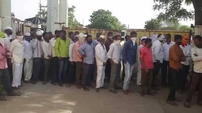 कांदा लिलावासाठी शेतकऱ्यांची गर्दी, लासलगावात सोशल डिस्टन्सिंगसाठी ऑनलाईन नोंदणीचं आवाहन