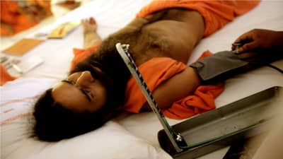 एलोपॅथीवर टिप्पणी करणारे रामदेव बाबाही होते रुग्णालयात दाखल!, आचार्य बालकृष्ण यांनीही घेतले एलोपॅथी उपचार!