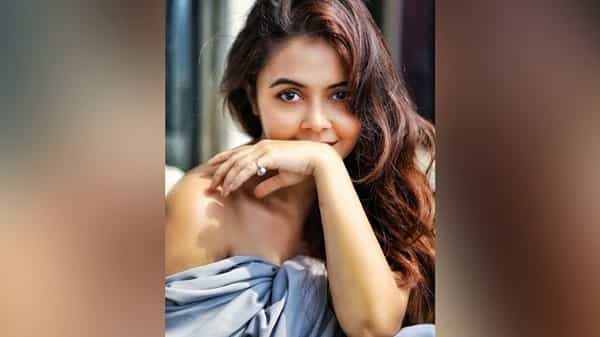 बिग बॉस फेम देवोलीना भट्टाचार्य सोशल मीडियावर प्रचंड अॅक्टिव असते. देवोलीना अनेकदा तिचे फोटो आणि व्हिडीओ तिच्या चाहत्यांसोबत शेअर करते.