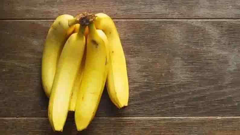 केळी हे बेरीचे एक रुप आहे. केळीला सूपरफूड म्हणूनही मानले जाते. यात पोटॅशियम, व्हिटॅमिन बी यांसारखी पोषक तत्त्वे असतात. दिवसातून किमान एकदा केळे खाल्ल्यास थॉयरॉईडच्या त्रासापासून सुटका मिळवता येईल. केळे खाल्ल्यामुळे पोट बऱ्यापैकी भरल्यासारखे वाटते. ज्यावेळी तुम्हाला काहीतरी खावेसे वाटेल, त्यावेळी नाश्त्याच्या रुपात केळे खाण्यास प्राधान्य द्या.
