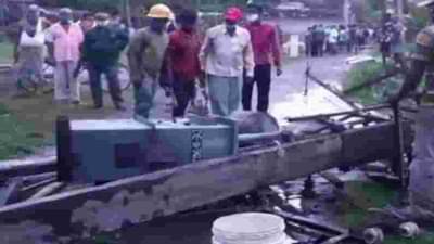 PHOTO | यास चक्रीवादळाचा कहर सुरू, कुठे पडली झाडे आणि विजेचे खांब, कुठे लोखंडी साखळ्यांनी बांधल्या ट्रेन