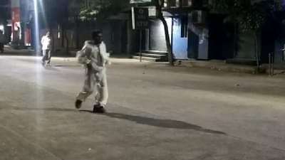 VIDEO | पीपीई किट घालून गाण्याची गुणगुण, परळीतील वेडसर व्यक्तीमुळे नागरिकांना धास्ती