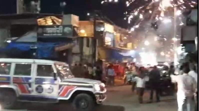 VIDEO | नवी मुंबईत शिवसेना नेत्याचे भररस्त्यात बर्थडे सेलिब्रेशन, गर्दी जमवून आतषबाजी