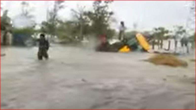 VIDEO: बंगालमध्ये यास चक्रीवादळाचा प्रकोप; जेसीबी पाण्यात बुडाला