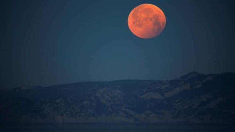 Super Blood Moon Explainer | आज आकाशात दोन चमत्‍कार अनुभवायला मिळणार, जाणून घ्या असं का आणि कधी होतं?