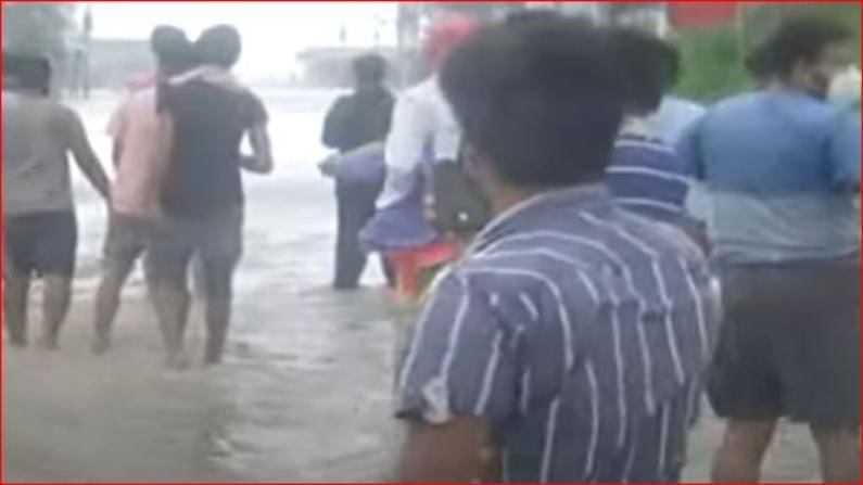 VIDEO: यास चक्रीवादळ वेगानं पश्चिम बंगालच्या दिशेने; वस्त्यांमध्ये शिरलं समुद्राचं पाणी