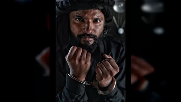 ‘फॅमिली मॅन 2’ पुढील महिन्यात 4 जूनजा रिलीज होणार आहे. नवीन सीझनची स्टोरी आणि त्यातील कलाकार हे सर्व प्रेक्षकांच्या उत्साहात वाढ निर्माण करत आहेत. या सीरिजनं मागील सीझनमध्ये देखील प्रेक्षकांचे मनोरंजन करण्यासाठी कोणतीही कसर सोडली नव्हती. सीझन 2 मध्ये शोचे नायक मनोज बाजपेयी होते तर शोमधील दुसर्या एका व्यक्तीनं सर्वांचं लक्ष वेधून घेतलं होतं. तो व्यक्ती म्हणजे नीरज माधव. नीरजनं द फॅमिली मॅनमध्ये इसिसचा दहशतवादी मुसा रहमानची भूमिका साकारली होती.