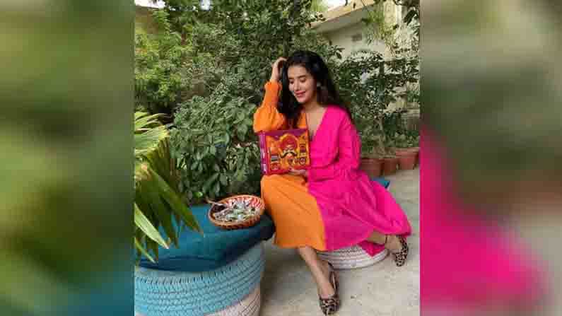टीव्ही अभिनेत्री चारू आसोपा (Charu Asopa) लवकरच आई होणार आहे. आज (26 मे) गर्भवती चारूचे पहिले चंद्रग्रहण आहे. म्हणूनच, तिने आपल्या यूट्यूब अकाऊंटवर यावेळी गर्भवती महिलांनी कोणती खबरदारी घ्यावी, याच्या टिप्स दिल्या आहेत. चारु असोपा यांनी सांगितले की, चंद्रग्रहणात स्वत:ची काळजी कशी घ्यावी, याविषयी त्यांच्या घरच्या सदस्यांनी त्यांना बऱ्याच सूचना पाठवल्या आहेत.