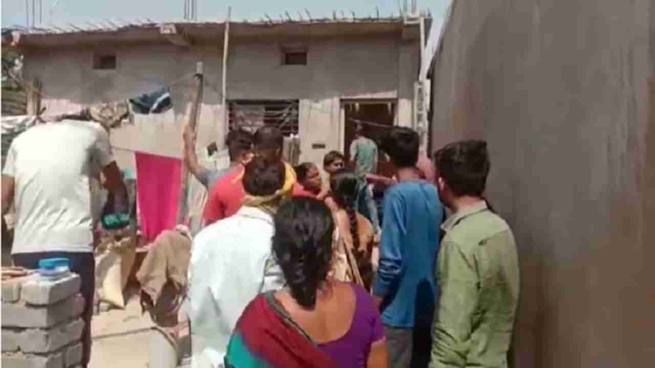 VIDEO : दारू विकाल तर घरात घुसून मारू, चंद्रपुरात नागरिकांचा संयमाचा बांध फुटला, अवैध दारूविक्रेत्याच्या घरावर हल्लाबोल