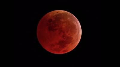 #BloodMoon : कुठे लाल, तर कुठे पिवळा, वर्षातील पहिल्या आणि शेवटच्या Supermoon चे मनमोहक फोटो