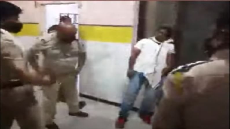 VIDEO | अमानुष! आधीच लॉकडाऊन, त्यात दंडुका तुटेपर्यंत पोलीसांचा मार, जालन्याच्या व्हिडीओवर लोक भडकले