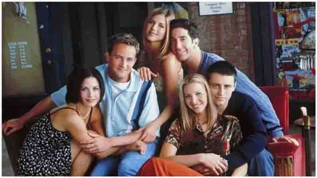 ‘फ्रेंड्स : द रियुनियन’ (Friends The Reunion)  90च्या दशकाचा आवडता शो ‘फ्रेंड्स’चा शेवटचा सीझन गुरुवारी प्रदर्शित झाला. फ्रेंड्सच्या नवीन सीझनबद्दल चाहते खूप उत्सुक झाले होते. हा शो भारतातही खूप पसंत केला जात आहे.