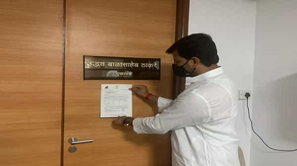 युवा स्वाभिमान पक्षाचे नेते आणि आमदार रवी राणा यांनी मुख्यमंत्री उद्धव ठाकरे यांच्या केबिनला आपलं निवेदन चिटकवलं.