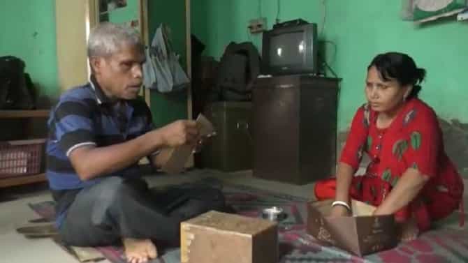 वांगणीतल्या अंध कामगारांचंही ‘वर्क फ्रॉम होम, घरबसल्या कामांतून पैसे मिळविण्याचा प्रयत्न