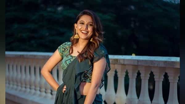 मराठमोळी अभिनेत्री मृण्मयी देशपांडेचे अनेक चाहते आहेत. मात्र तिची बहीण अभिनेत्री गौतमी देशपांडेसुद्धा सध्या आपल्या अभिनयानं आणि अदाकारीनं चाहत्यांना घायाळ करत आहे.
