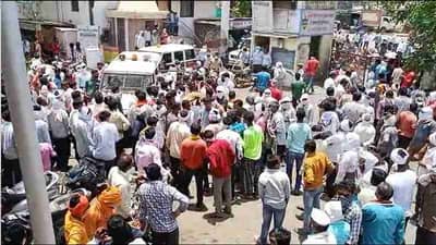 भुईमुगाचे भाव पाडल्याने खामगाव बाजार समितीत दगडफेक, शेतकरी आक्रमक