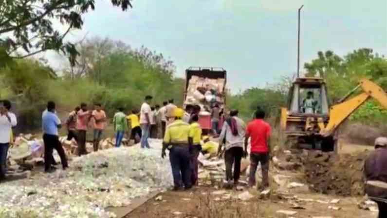 चंद्रपुरात दारुबंदी उठवल्याच्या दुसऱ्याच दिवशी 3 कोटीच्या दारुवर रोडरोलर फिरवला