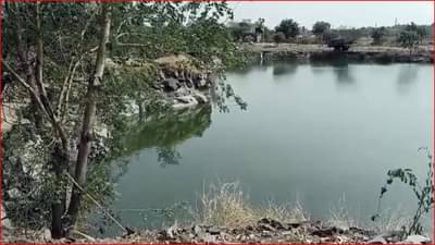 नवरा-बायकोचं कडाक्याचं भांडण, आईने मुलांना पाण्यात फेकून दिलं, लहानग्यांचा बुडून मृत्यू