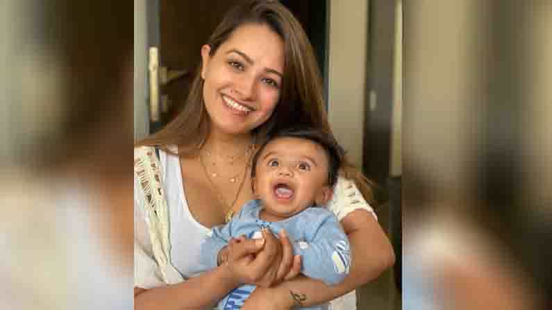 टीव्ही अभिनेत्री अनिता हसनंदानी (Anita Hassnandani) हिचा मुलगा आरव रेड्डी (Aarav Reddy) सध्या इंटरनेटवर खूप चर्चेत आला आहे. तीन महिन्यांचा आरव खूपच गोंडस आहेच, तसेच चाहत्यांचा लाडका देखील आहे. त्याच्या गोंडस स्माईलपासून त्याच्या नटखट बाललीला चाहत्यांची मने जिंकत आहेत.