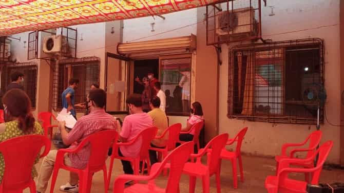 मुंबईत डोअर टू डोअर कोरोना लसीकरण, सोसायटीमध्ये लसीकरणाला सुरुवात