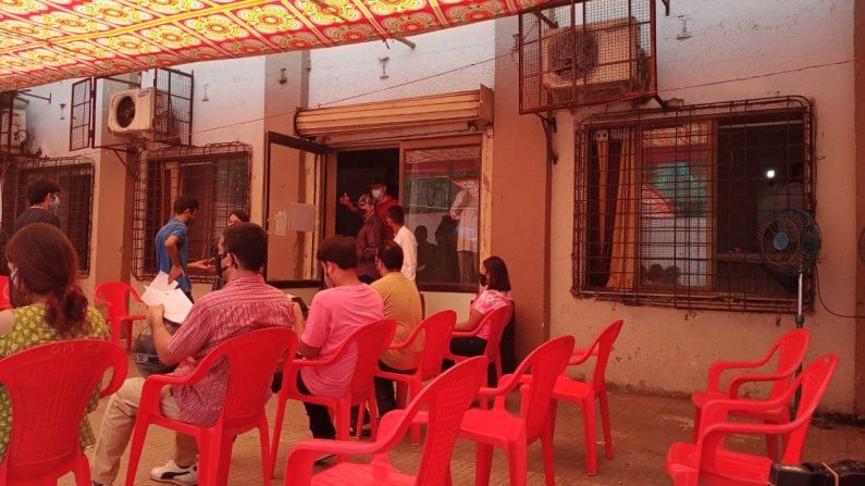मुंबईत 'डोअर टू डोअर' कोरोना लसीकरण, सोसायटीमध्ये लसीकरणाला सुरुवात मुंबईत 'डोअर टू डोअर' कोरोना लसीकरण, सोसायटीमध्ये लसीकरणाला सुरुवात