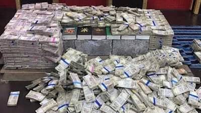 पेशाने क्लार्क, घरात सापडलं 2 कोटीचं घबाड, 8 किलो सोनं अन् नोटा मोजण्याची मशीन!