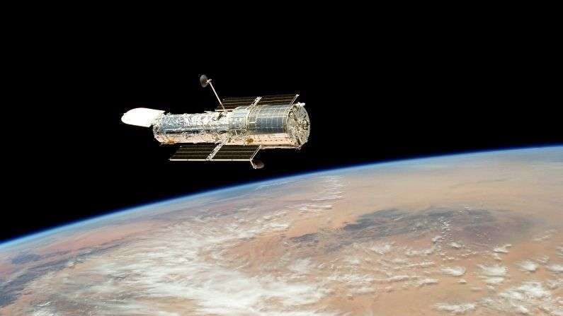अमेरिकेची अंतराळ संस्था नासाच्या (NASA) हबल टेलिस्कोपने (Hubble Telescope) पुन्हा एकदा अंतराळातील गुपितं उलगडणारे फोटो कैद केलेत. यामुळे या आकाशगंगेची अनेक गुपितं उघड होण्याची शक्यता आहे.
