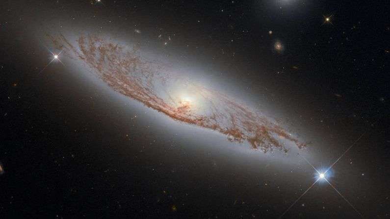 हबल टेलिस्कोपने केलेल्या या आकाशगंगेचं नाव स्पायरल गॅलक्सी NGC 5037 असं असून ती विरगो नक्षत्रमध्ये आहेत. 