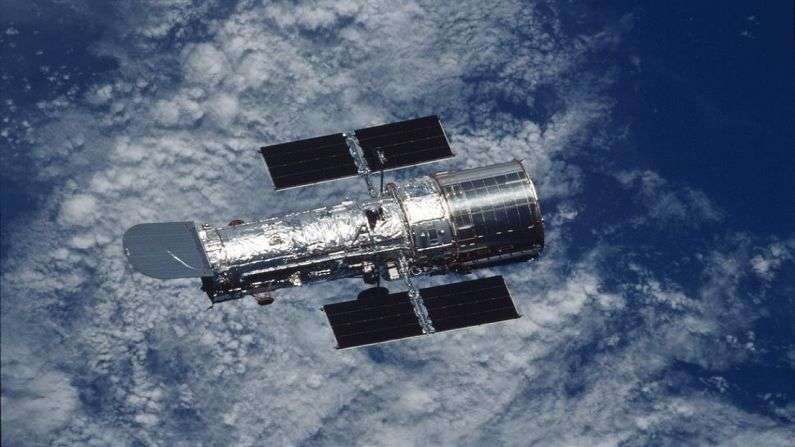 हबल टेलिस्कोपचं नाव अमेरिकन अंतराळवीर एस्ट्रोनोमर एडविन पी हबलच्या नावावरुन देण्यात आलं आहे. हा टेलिस्कोप 1990 मध्ये लाँच करण्यात आला. आतापर्यंत त्याने 13 लाखपेक्षा अधिकवेळा आपली अचूक निरिक्षणं नोंदवली आहेत. हबल टेलिस्कोप पृथ्वीच्या चकरा मारता मारता अंतराळावर नजर ठेवतो. मागील 31 वर्षाच्या करियरमध्ये हबलने अंतराळाची गुपितं उघड करणारे शेकडो फोटो काढले आहेत.