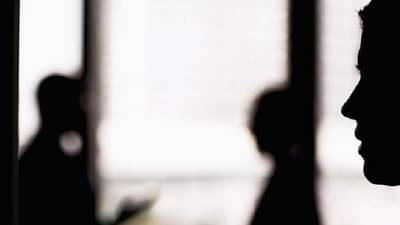 राडा ! पत्नीने बंद दाराआड खोलीत परस्त्रीसोबत पतीला रंगेहाथ पकडलं आणि.......