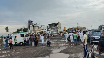 उद्ध्वस्त ! मालेगावात पत्याच्या बंगल्यासारखी दुमजली हॉटेलची इमारत कोसळली, एकाचा मृत्यू