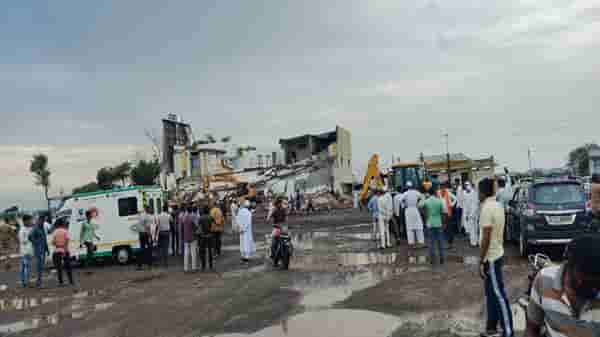उद्ध्वस्त ! मालेगावात पत्याच्या बंगल्यासारखी दुमजली हॉटेलची इमारत कोसळली, एकाचा मृत्यू