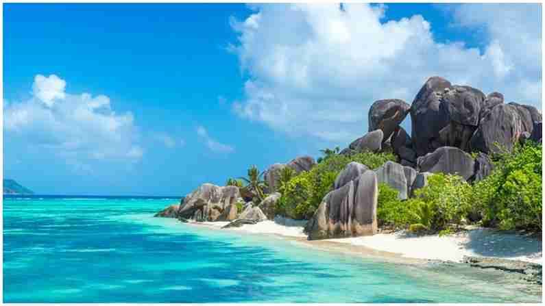 सेशेल्स जगातील सर्वाधिक पसंती असणारे एक बेट आहे. हे हिंद महासागरात स्थित 115 बेटांचे एक द्वीपसमूह आहे. हे ग्रॅनाईट दगडांनी बनलेले आहे. हे सुंदर देशासोबतच एक रोमँटिक बेट आहे.