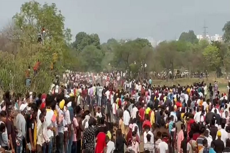 लॉकडाऊनचे नियम धुडकावले, हजारोंच्या संख्येने गर्दी जमवून बैल गाडी शर्यत