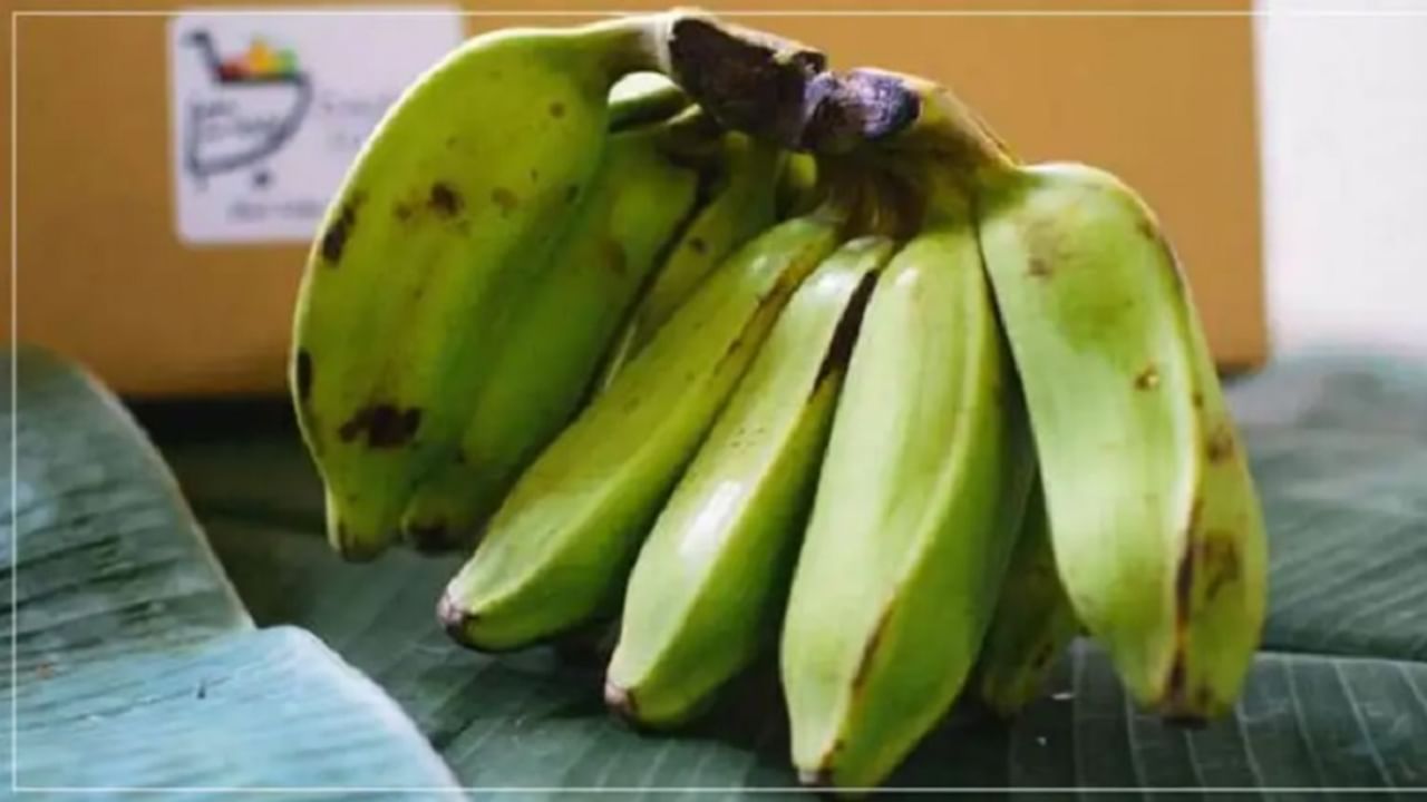 केळी फ्रीजमध्ये ठेवू नये. असे केल्याने ते काळे होतात आणि त्वरीत खराब होतात. त्यात इथिलीन गॅस असतो त्यामुळे फ्रीजमधील बाकीच्या गोष्टी खराब करू शकतात.