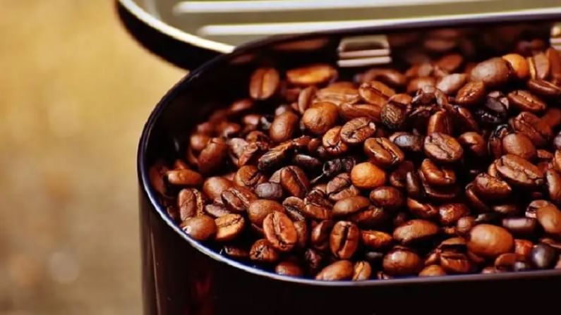 कॉफी फ्रीजमध्ये ठेवू नये. कॉफी फ्रीजमध्ये ठेवल्याने लवकर खराब होते. मोकळ्या वातावरणात कॉफी ठेवल्याने ती बऱ्याच दिवस चांगली राहते. 