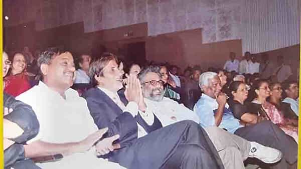 चित्रपट, मालिका आणि नाटक अशा तिन्ही मंचावर आपल्या अभिनयाची जादू पसरवणाऱ्या अभिनेता प्रशांत दामले (Prashant Damle) यांनी नेहमीच प्रेक्षकांच्या मनावर अधिराज्य केलं.