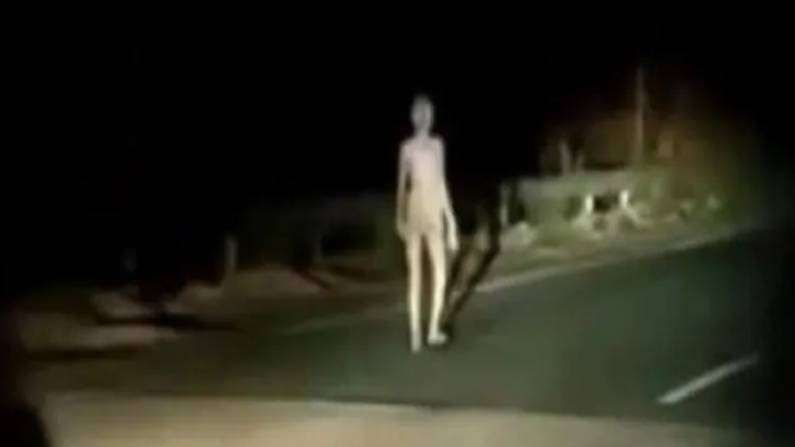 Viral Video : भर रात्री रस्त्यावर विचित्र आकृती, लोक म्हणतायत हा तर एलियन, व्हिडीओ व्हायरल
