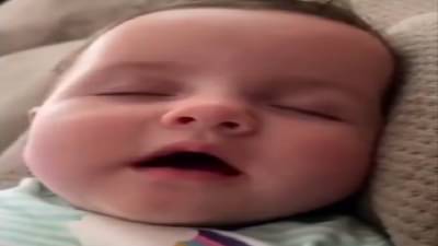 Video | बोबड्या भाषेत बाळ म्हणतेय आई...आई... व्हिडीओ सोशल मीडियावर व्हायरल