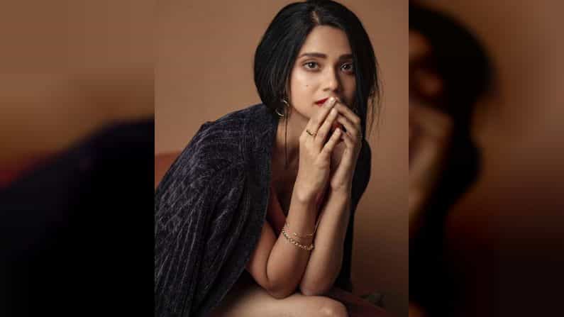 घाडगे अँड सून मालिकेतून महाराष्ट्राच्या घराघरात पोहोचलेली अभिनेत्री भाग्यश्री लिमये सध्या सोशल मीडियावर नवनवीन फोटो शेअर करतेय.