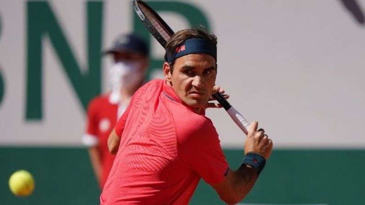 टेनिस विश्वातील वर्ल्ड चॅम्पियन असणाऱ्या स्वित्झर्लंडच्या रॉजर फेडररने फ्रेंच ओपनमध्ये विजयी सलामी देत टेनिस विश्वात पुनरागमन केले आहे. मागील वर्षभराहून अधिक काळापासून गुडघ्याच्या शस्त्रक्रियेमुळे फेडररने टेनिस सामन्यांतून विश्रांती घेतली होती. (Roger Federer Enters in French Open Returns in Grand Slam Tennis With Win over Denis Istomin)