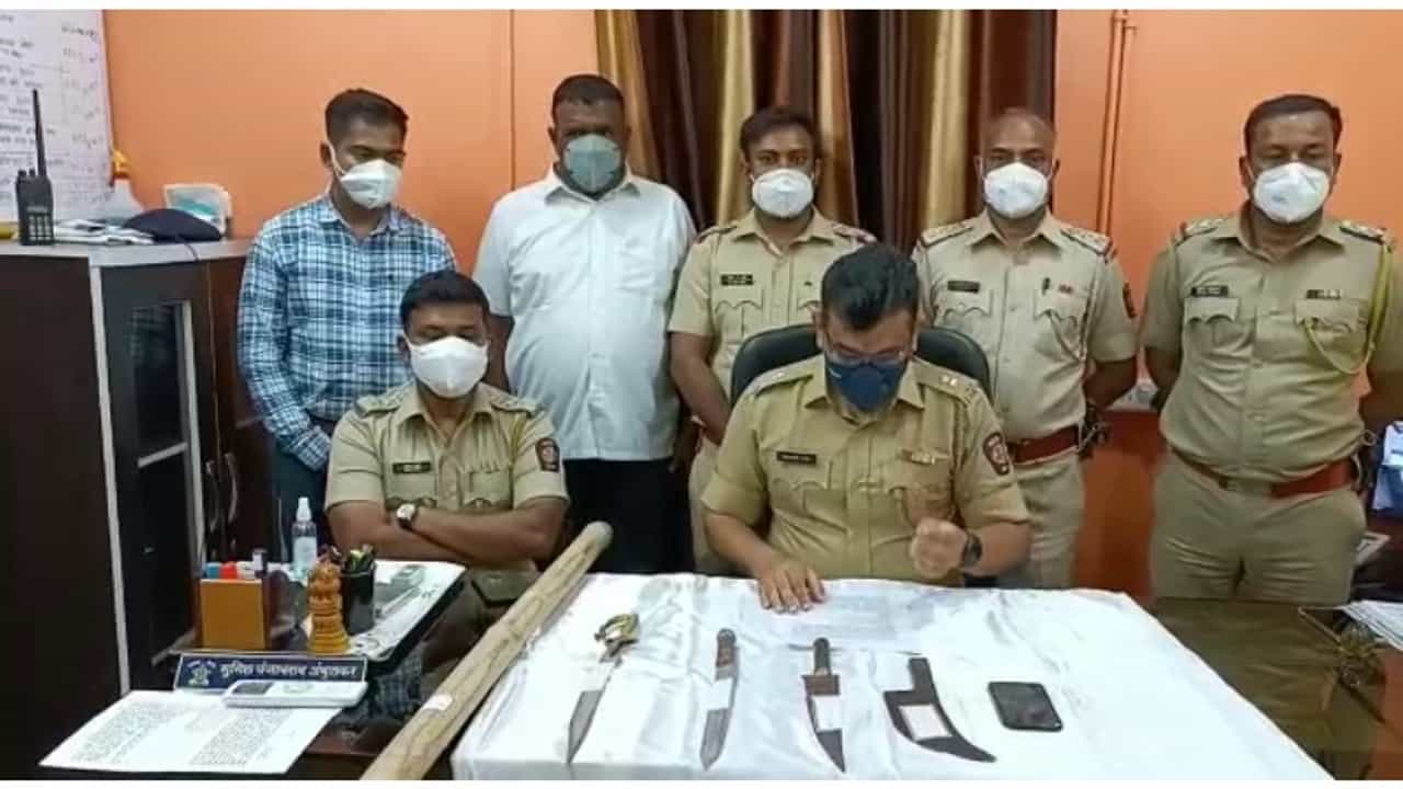 सोन्याची नाणी कमी किंमतीत देण्याचे आमिष, एका फोनमुळे टोळी गजाआड