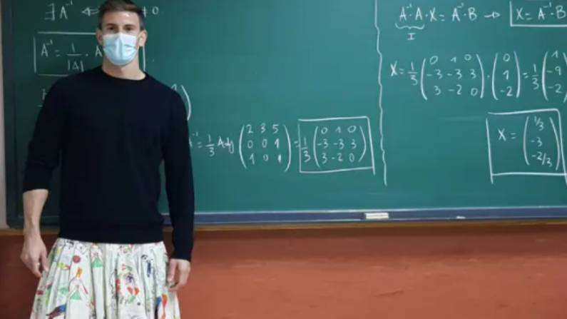 स्पेनमध्ये एका विद्यार्थ्याला शाळेत स्कर्ट घालून आल्यानं त्याला शाळेतून काढून टाकण्यात आलं. यानंतर स्पेनमध्ये याविरोधात जोरदार आंदोलन झालं.